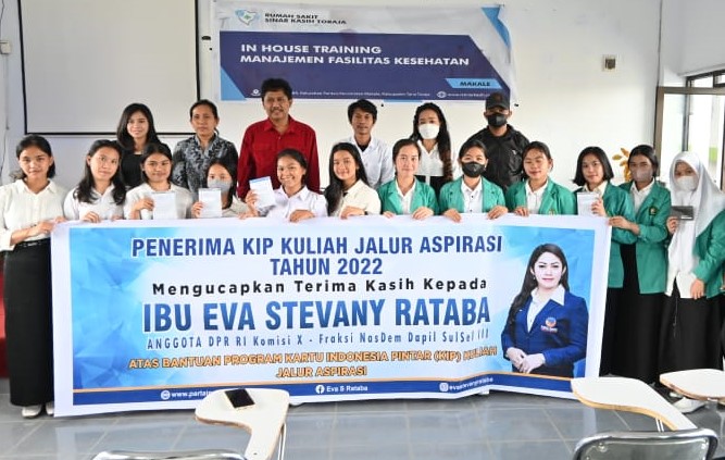 Eva Rataba Salurkan KIP Kuliah kepada Mahasiswa Toraja